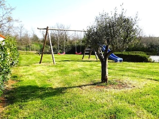 Grosser, umzäunter Garten