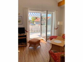 Blick in den Wohnbereich und auf den Balkon