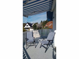 Balkon mit Bestuhlung und Markise