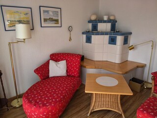 Relaxliege und elektrischer Kachelofen