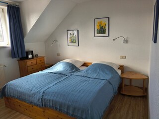 Schlafzimmer mit Doppelbett
