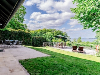 Die zwei großen Terrassen liegen zur Seeseite