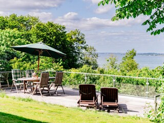 Platz genug mit fantastischem Meerblick: die Terrasse