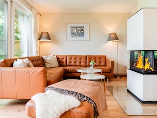 Ein gemütliches Wohnzimmer mit dem großen Ecksofa