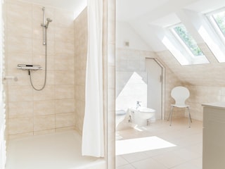 Im Badezimmer oben gibt es eine große Dusche
