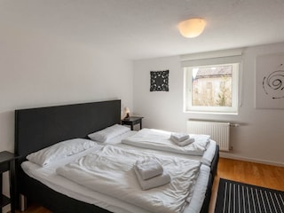 Schlafzimmer 8