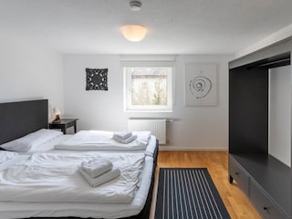 Schlafzimmer 8