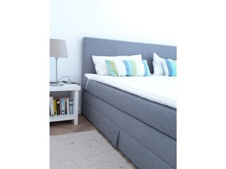 Schlafzimmer mit 1,80 m Boxspringbett