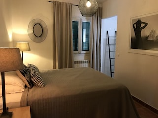 Schlafzimmer mit Doppelbett und  Bad en suite