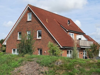 Blick aufs Haus vom Erdwall