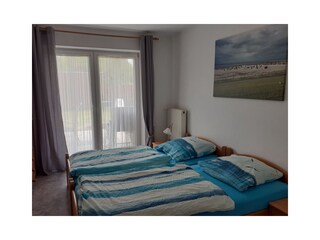 Schlafzimmer 2 mit Zugang zur Terrasse