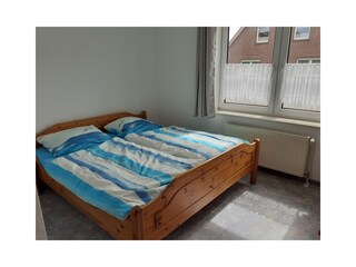 Schlafzimmer 1, mit Ehebett und Kommode