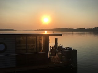 Sonnenaufgang genießen (kein anderes Boot liegt davor)