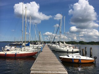 dieser Steg führt zu deinem Traumhausboot ...