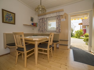 mit Tischlermöbel ausgestattet