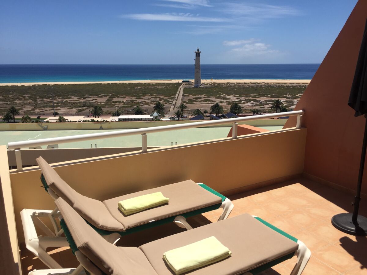 Schöne Terrasse mit Blick auf den Strand