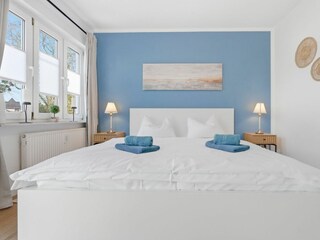 Großes Schlafzimmer mit Doppelbett