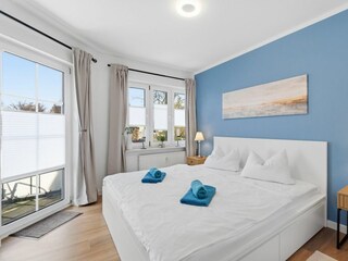 Großes Schlafzimmer mit Doppelbett