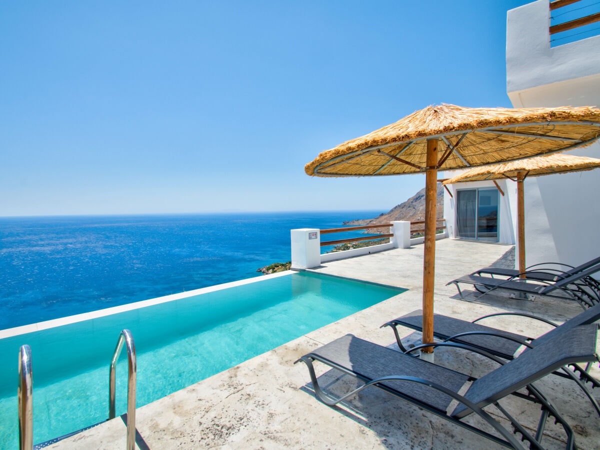 Blick Untere Poolterrasse mit Lieüber das Lybische Meer