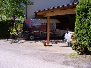 Carport mit drei Parkplätze