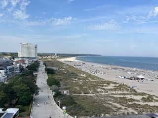 Blick vom Leuchtturm zum Strand und zur Strandpromenade