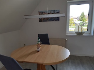 Esstisch in der hellen Küchenecke