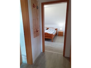 Frisch renovierter Flur mit Blick in das Schlafzimmer