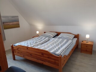 Helles, geräumiges Schlafzimmer mit Fliegengitter