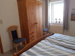 Helles renoviertes Schlafzimmer mit Fliegengitter