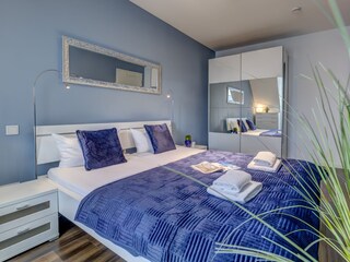 Schlafzimmer mit großem Kleiderschrank.