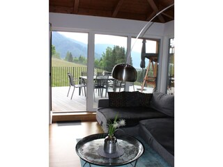 Helles Wohnzimmer mit Panoramablick
