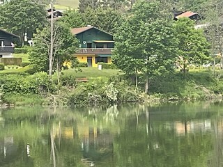 Blick übern Badesee zum Ferienhaus 12