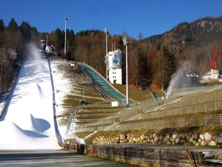 Sprungschanze, rechts unser Haus