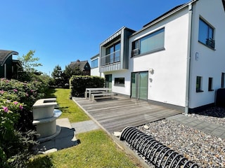 Terrasse mit Garten & Grill – Urlaub im Freien.