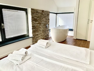 Schlafzimmer mit Designer-Badewanne – Highlight.