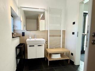 Modernes Bad mit Dusche – stilvoll & komfortabel.