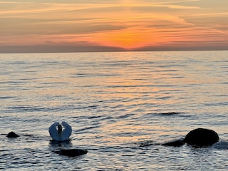 Romantische Sonnenuntergänge am Naturstrand.