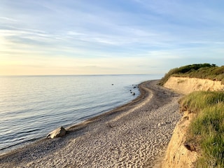 Naturstrand & Kliff – ideal für Spaziergänge.