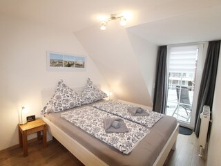 Schlafzimmer unten, mit Balkon