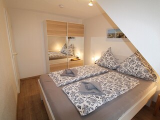 unteres Schlafzimmer, mit großem Schrank