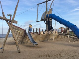 Spielkogge am Strand