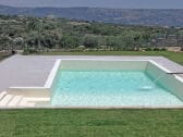 Privater Pool mit Blick auf die Landschaft