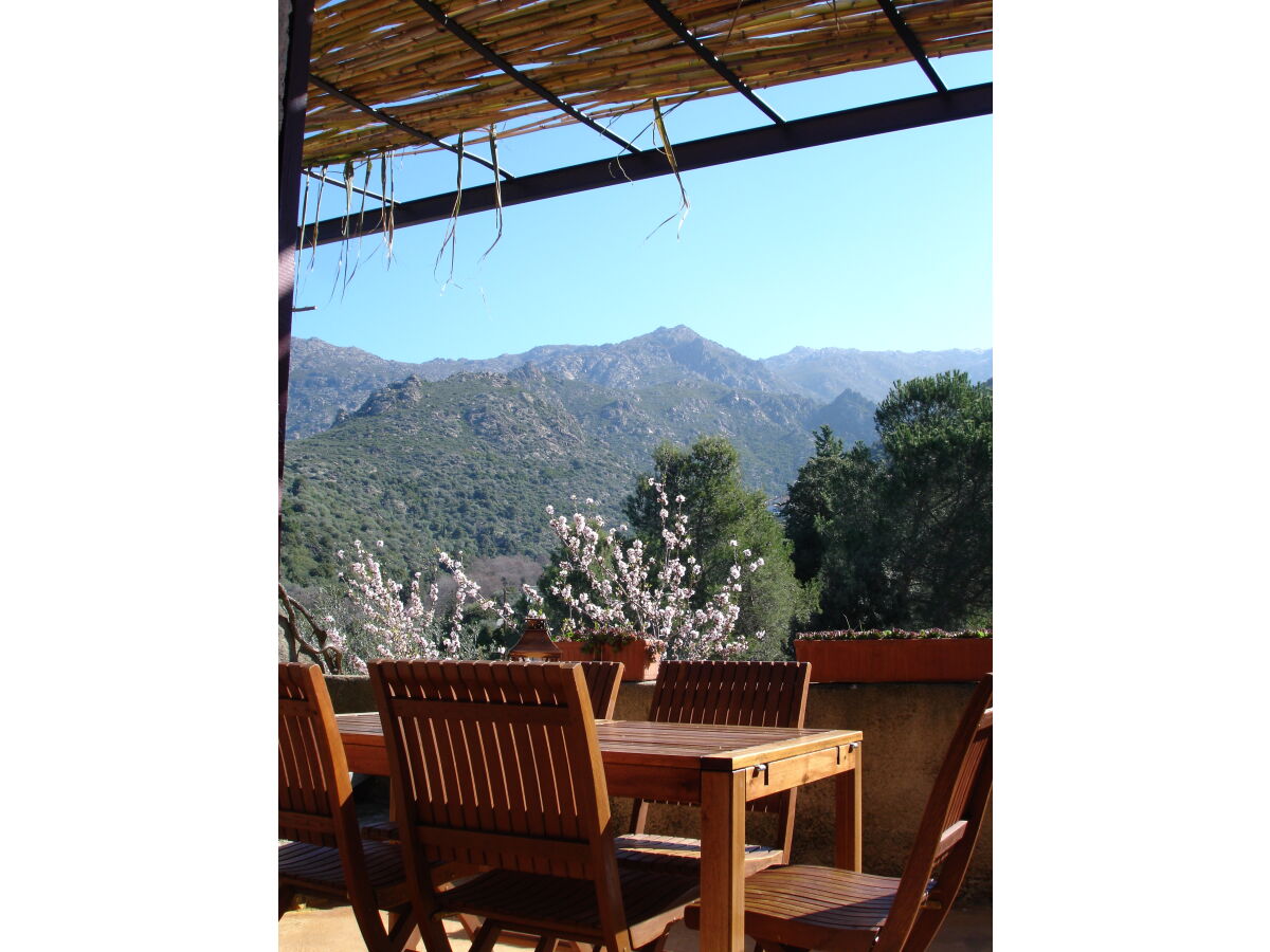 Erste Terrasse zur Wohnung mit Aussicht auf die Berge