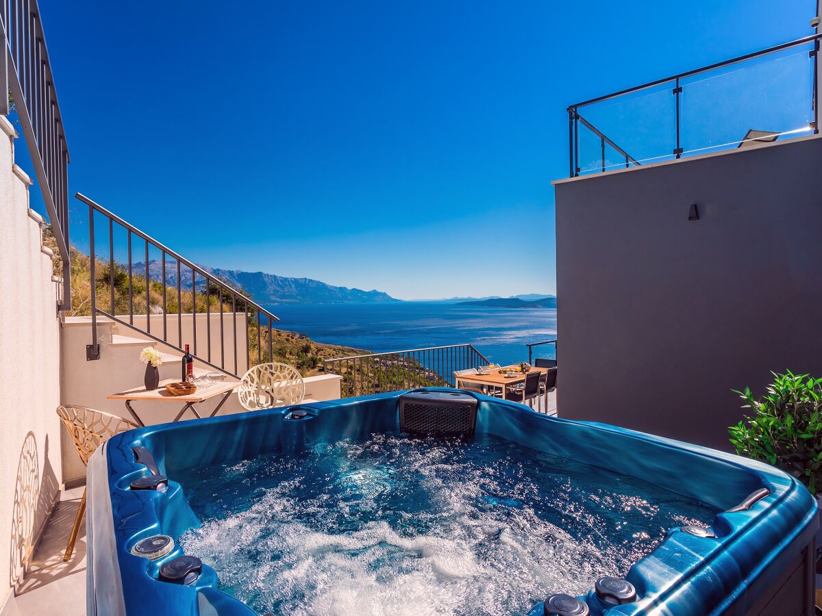 Beheizter Whirlpool mit Meerblick für totale Entspannun