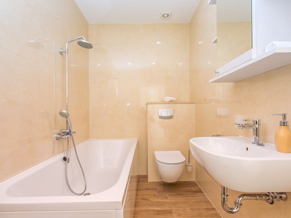 En-suite Badezimmer mit Badewanne - Schlafzimmer Nr. 1