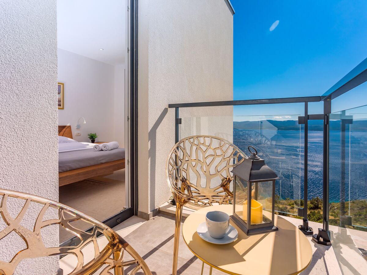 Balkon mit Blick auf das offene Meer und die Insel.