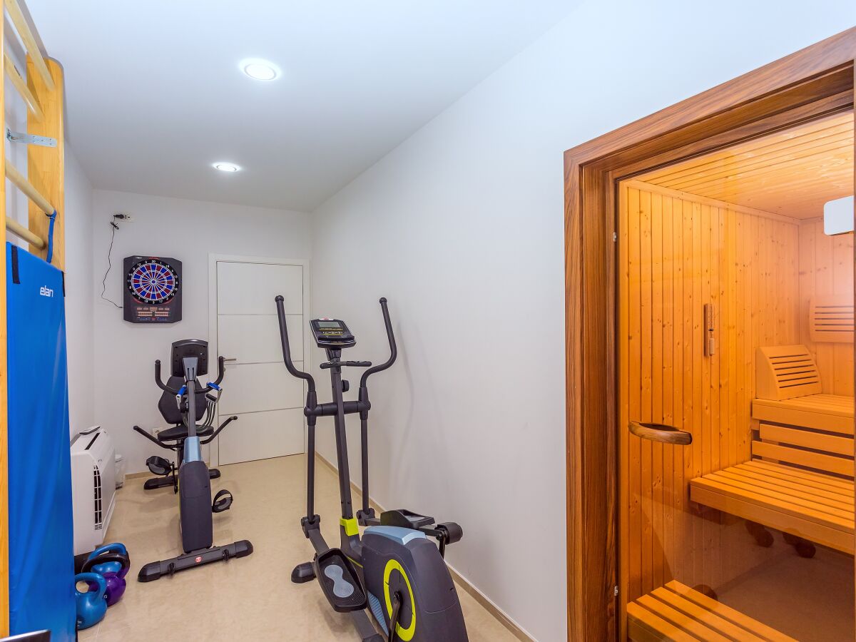 Klimatisiertes Fitnessstudio mit Heimtrainer, Orbitrack