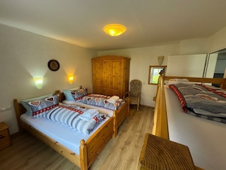 Schlafzimmer 1