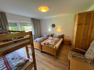 Schlafzimmer 1