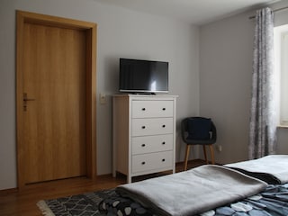 Schlafzimmer 1 mit Zugang zum Bad